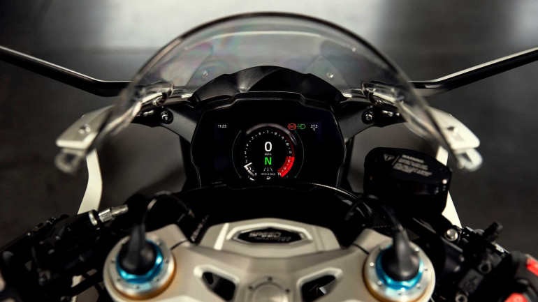 Έγχρωμη οθόνη TFT 5 ιντσών με δυνατότητα συνδεσιμότητας με smartphone.