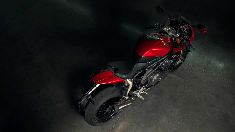 Η μοτοσικλέτα προσφέρει και μονόσελο κάλυμμα όταν θέλεις να κάνεις παιχνίδι στην πίστα.