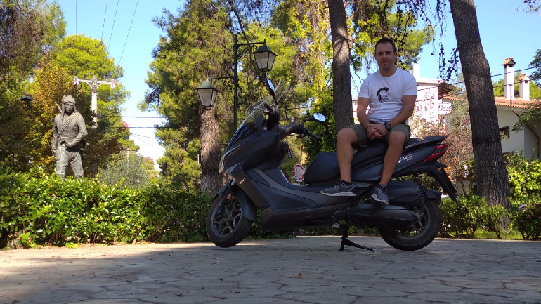 Μου εκμυστηρεύτηκε ότι θέλει να μετακομίσει από το scooter σε μοτοσικλέτα… 