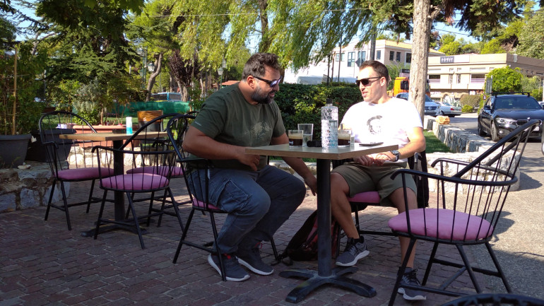 Συζήτηση στην πλατεία της Δροσιάς ανατρέχοντας σε όμορφες αναμνήσεις.