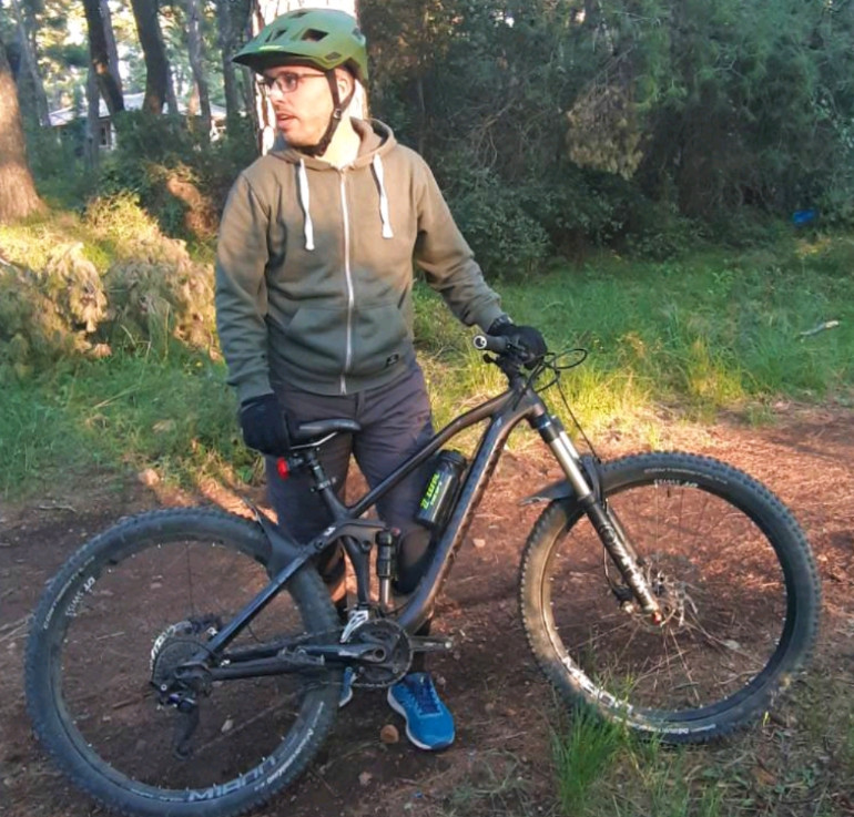 Έχει πάρει τα βουνά με το mountain bike του και το διασκεδάζει!