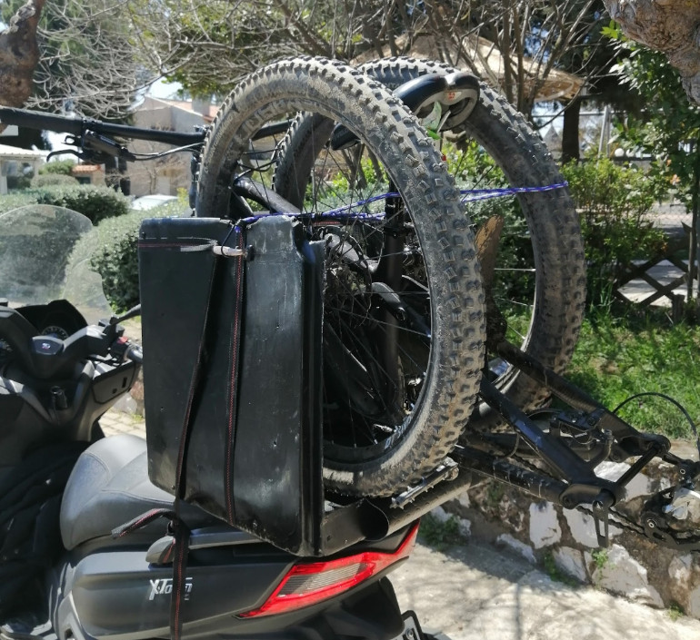 Ένα ποδήλατο χωράει πάντα στο πίσω μέρος ενός scooter, ε;