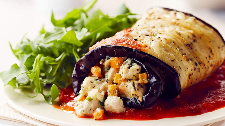 Πεντανόστιμα ρολάκια μελιτζάνας γεμιστά με κοτόπουλο