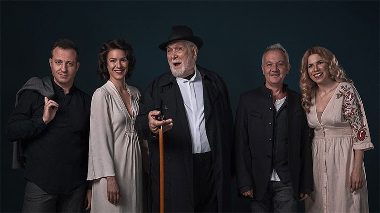 «Πώς να σωπάσω» με τους Χ. Θηβαίο, Α. Μπάμπαλη, Β. Ίκαρη, Κ. Τριανταφυλλίδη και Κ. Καζάκο στο Θέατρο Τζένη Καρέζη