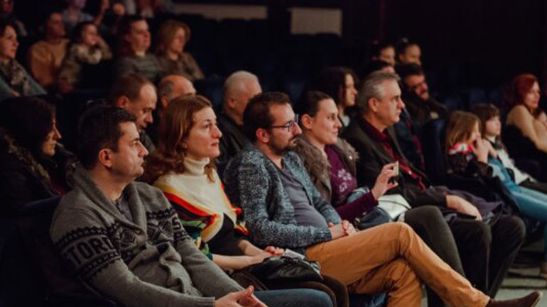 Οι καρδιές των ανθρώπων χτυπούν συγχρονισμένα όταν ακούνε ιστορίες με προσοχή