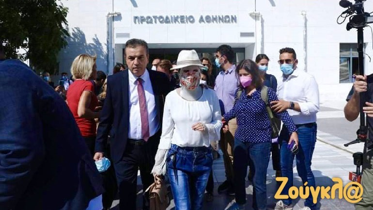 Υπόθεση βιτριόλι: Η εικόνα που συντάραξε το πανελλήνιο – Δύο γυναίκες και πέντε άνδρες στην έδρα του δικαστηρίου