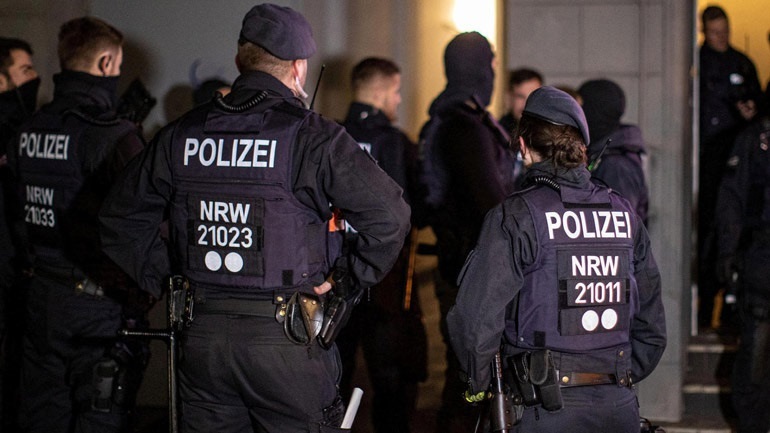 Γερμανία: Τέσσερα άτομα συνελήφθησαν σχετικά με σχεδιαζόμενη επίθεση στη Συναγωγή του Χάγκεν Γερμανία: Τέσσερα άτομα συνελήφθησαν σχετικά με σχεδιαζόμενη επίθεση στη Συναγωγή του Χάγκεν