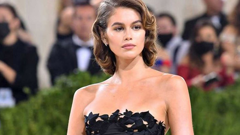 Η Kaia Gerber αναδημιούργησε μια εμφάνιση της Bianca Jagger από το 1981