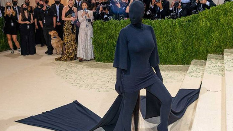 Kim Kardashian: Η έμπνευση πίσω από τη μαύρη δημιουργία που την κάλυπτε από πάνω μέχρι κάτω!