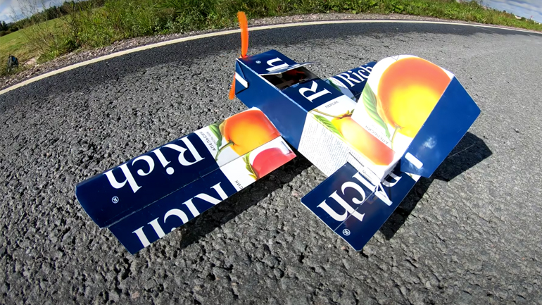 Τηλεκατευθυνόμενο αεροπλάνο από κουτί χυμού