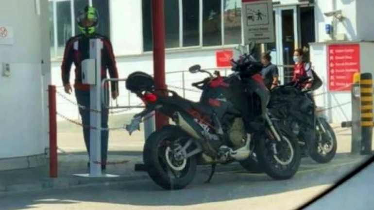 Στην κατασκοπευτική εικόνα διακρίνεται πίσω από το Multistrada το Streetfighter V2.