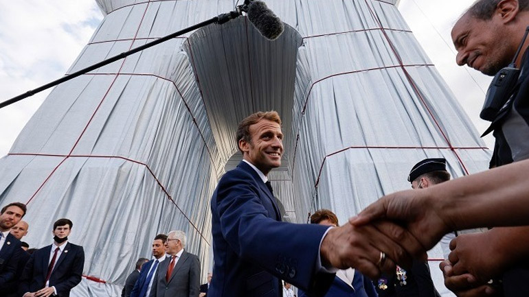 Γαλλία: Ο Μακρόν εγκαινίασε την «πακεταρισμένη» Αψίδα του Θριάμβου