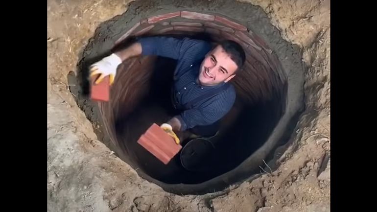 Χαμογελαστός σεφ χτίζει υπόγειο bbq