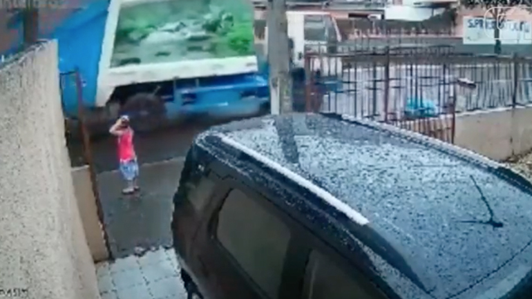 Άνδρας σώζει ένα παιδί από ατύχημα