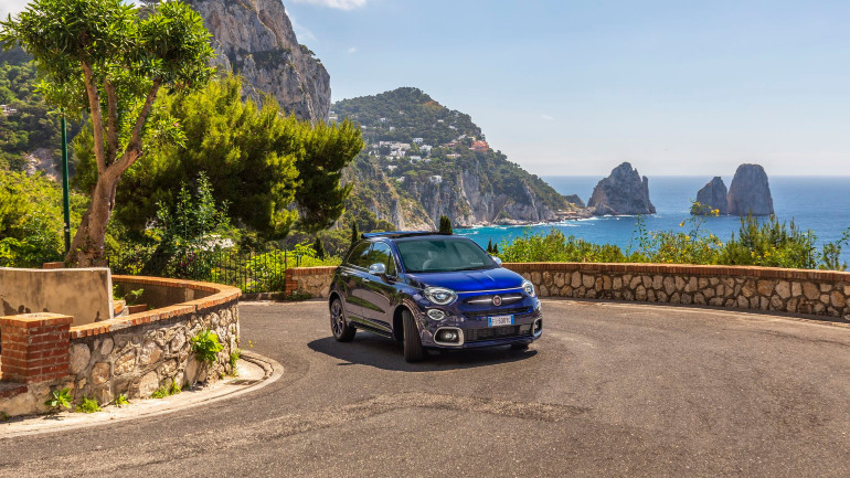 Η οροφή του Fiat 500X Yaght Club Capri ανοίγει σε 15 δευτερόλεπτα!
