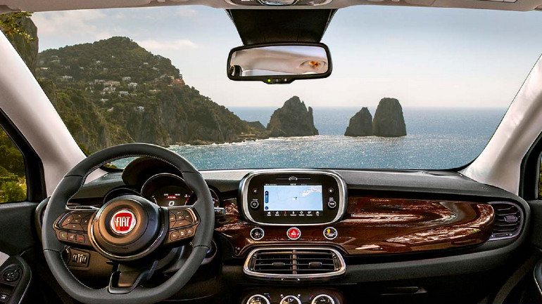 Πολυτέλεια στο εσωτερικό με χρήση ξύλου στο ταμπλό.