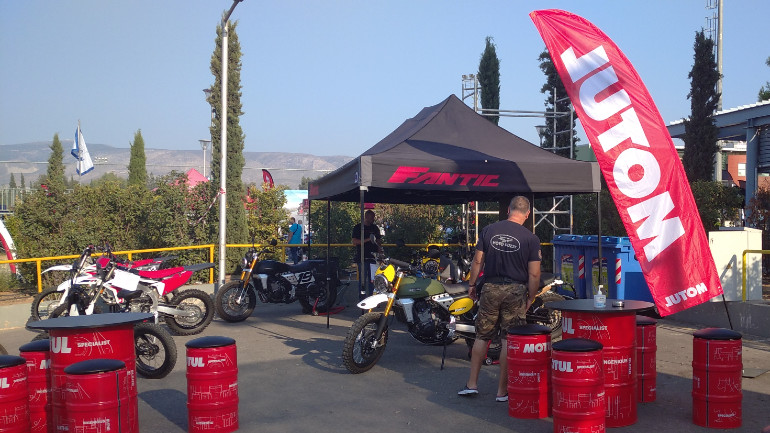 Το πρώτο πράγμα που βλέπεις στην είσοδο είναι τα μεγάλα βαρέλια της Motul και τις μοτοσικλέτες της Fantic.