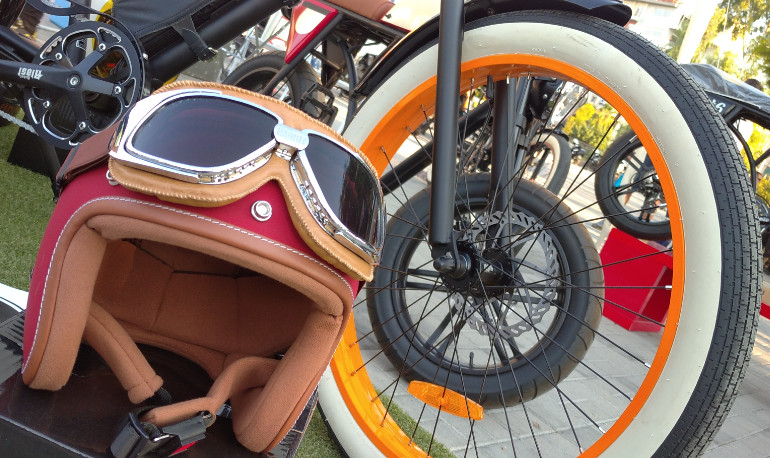 Πολλά εκλεπτυσμένα ηλεκτρικά ποδήλατα με vintage αισθητική.