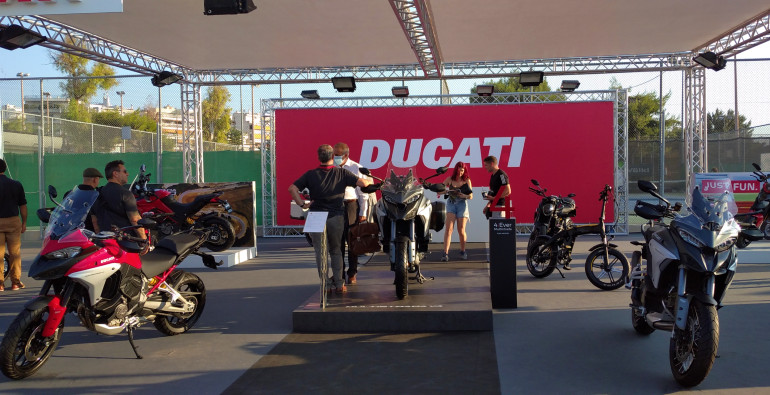 Multistrada V4 και τα μυαλά στα κάγκελα!