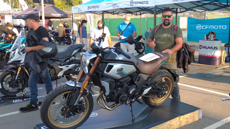 Το CFMoto 700 CL-X έκλεψε την παράσταση στο περίπτερο της Muvus.