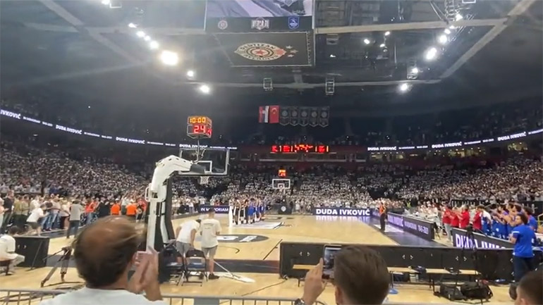 Οι Σέρβοι φίλαθλοι αποχαιρέτησαν στο γήπεδο τον Ντούσαν Ίβκοβιτς
