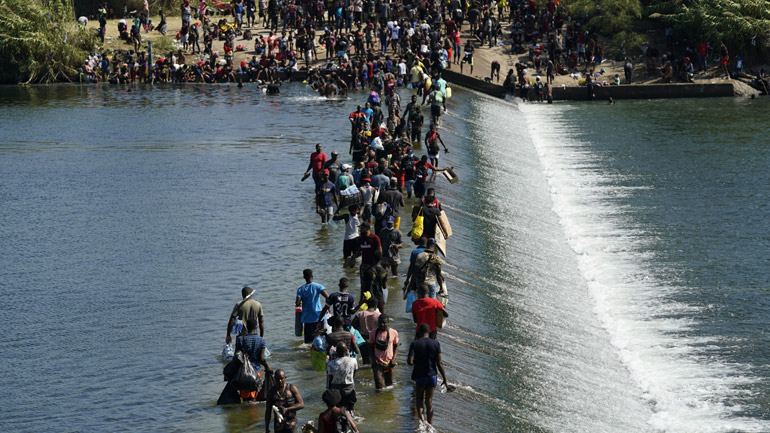 ΗΠΑ: Περισσότεροι από 10.000 μετανάστες κατασκηνώνουν κάτω από γέφυρα στα νότια σύνορα