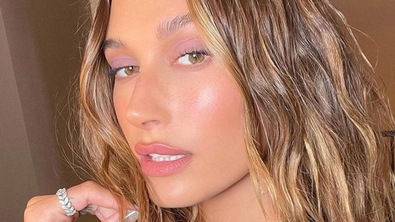 Dolphin skin: Το νέο beauty trend που εμπνεύστηκε από το glowy look των celebrities