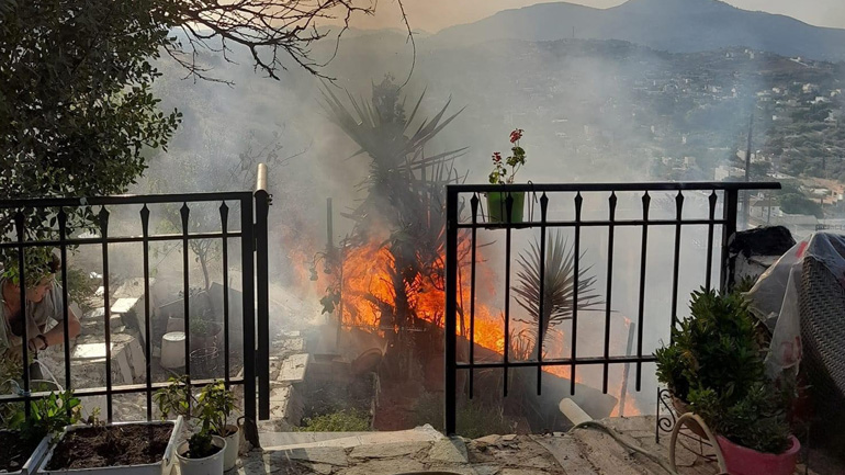 Πυρκαγιά σε διπλοκατοικία στα Καλύβια – Επτά τραυματίες, ανάμεσά τους τρία παιδιά Πυρκαγιά σε διπλοκατοικία στα Καλύβια – Επτά τραυματίες, ανάμεσά τους τρία παιδιά