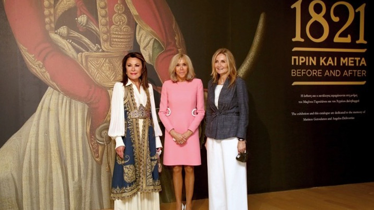 Στο Μουσείο Μπενάκη η Μπριζίτ Μακρόν συνοδευόμενη από τη Μαρέβα Γκραμπόφσκι-Μητσοτάκη και τη Γιάννα Αγγελοπούλου-Δασκαλάκη