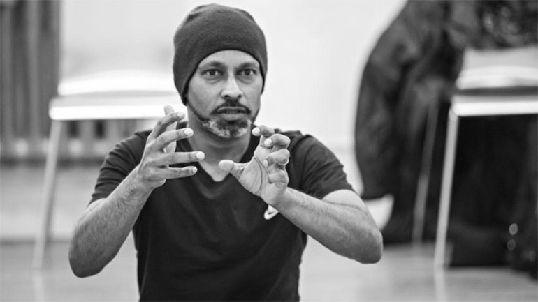 Ο κορυφαίος χορογράφος Άκραμ Καν και η παράσταση του «Ξορκίζοντας το κακό»