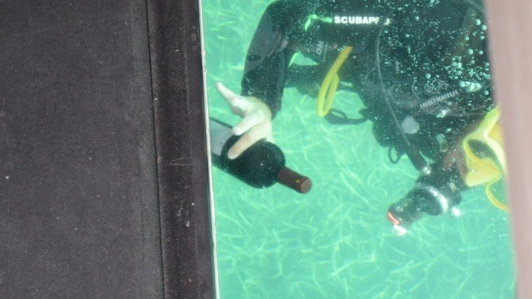 Γάλλοι παραγγέλνουν κρασί από την πρώτη υποθαλάσσια κάβα της Χαλκιδικής