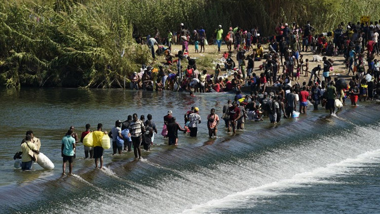 ΗΠΑ: Επιταχύνονται οι πτήσεις επαναπατρισμού σχεδόν 15.000 μεταναστών που κατασκήνωσαν κάτω από γέφυρα