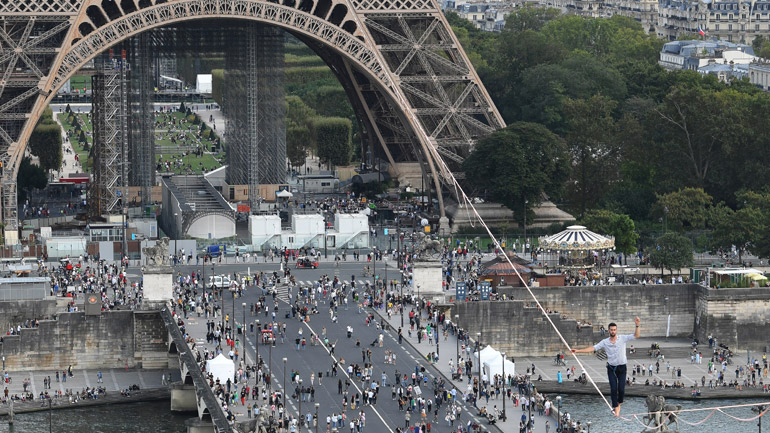 Γαλλία: Περπάτησε σε τεντωμένο σχοινί από τον Πύργο του Άιφελ στην απέναντι όχθη του Σηκουάνα