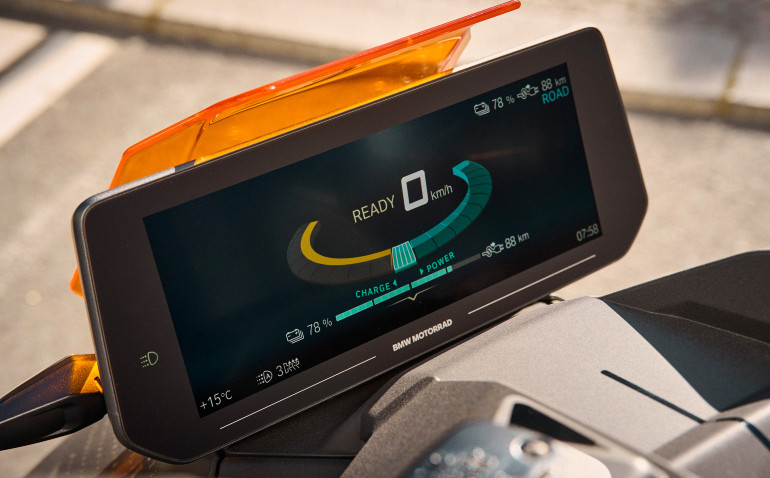 TFT έγχρωμη οθόνη 10,25 ιντσών με ενσωματωμένο πλοηγό.