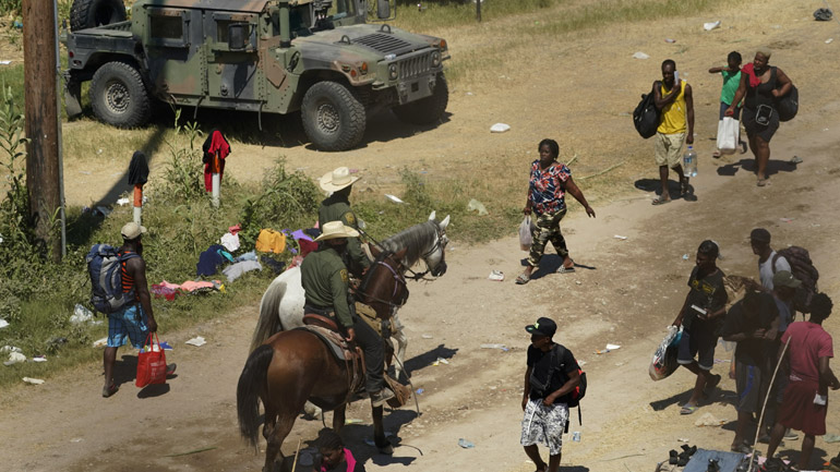 ΗΠΑ: Οι Αρχές απομακρύνουν Αϊτινούς μετανάστες στα σύνορα του Τέξας με το Μεξικό