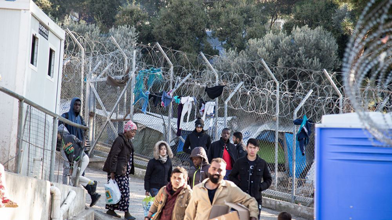 Σάμος: Ξεκίνησε η μεταφορά αιτούντων άσυλο από το παλιό ΚΥΤ στη νέα δομή