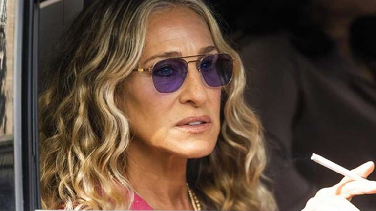 H Sarah Jessica Parker με το απόλυτο mix printed outfit στα γυρίσματα του «And Just Like That»