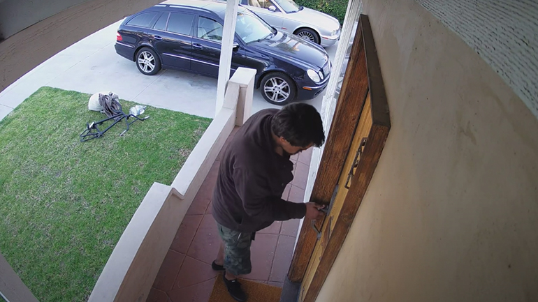 Κλέφτης μπαίνει στο λάθος σπίτι