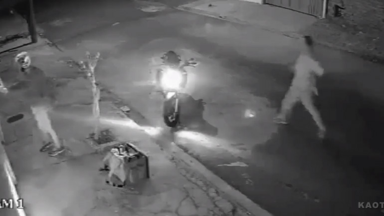 Διανομέας αντιμέτωπος με έναν κλέφτη