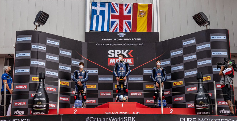 Σήκωσε ψηλά την ελληνική σημαία ο Περιστεράς στη Βαρκελώνη. 