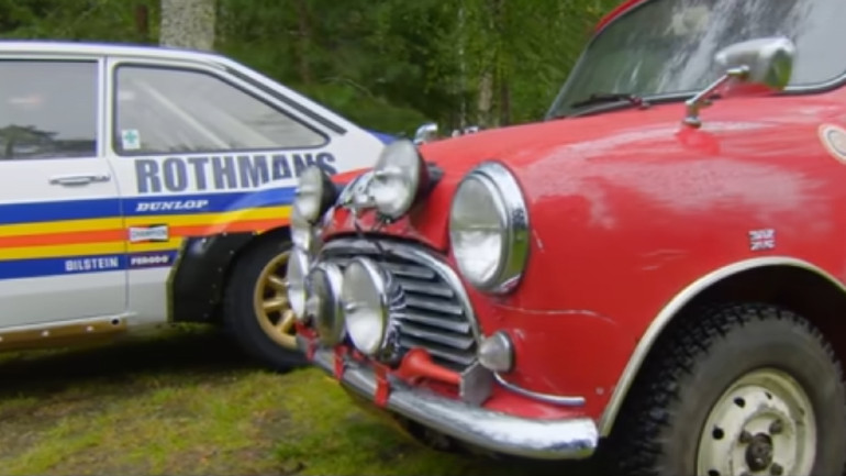 Σε πρώτο πλάνο το Mini του Mikkola και πίσω το Ford Escort του Ari Vatanen.