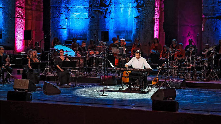 Μάγεψε το κοινό του Ηρωδείου ο Σταμάτης Σπανουδάκης σε μια συναυλία υπέρ του ανθρωπιστικού φορέα «Coeurs pour tous Hellas»