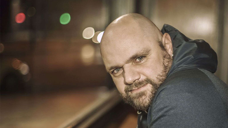 Ο ηθοποιός Μάκης Παπαδημητρίου σε ρόλο τραγουδιστή, δίπλα στον Γιάννη Μαθέ