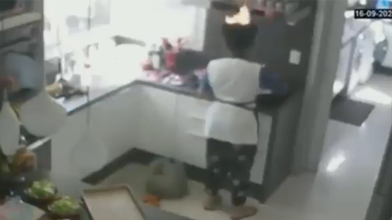 Κάτι καίγεται