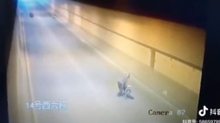 Ελαστικό χτυπά δύο φορές μοτοσικλετιστή 