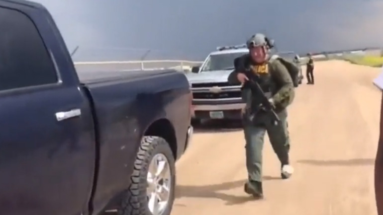 Σάντουιτς πέφτει από την τσέπη αστυνομικού