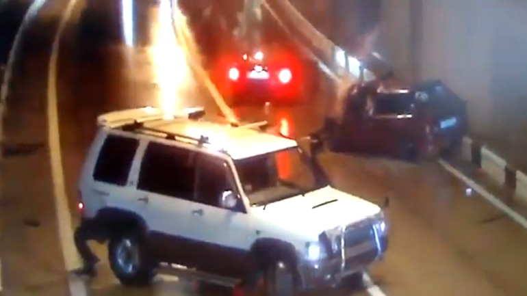 Καραμπόλα σε σήραγγα 