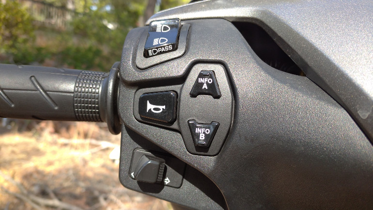 Από τους δύο διακόπτες στην αριστερή πλευρά του τιμονιού ελέγχεται ο πίνακας πληροφοριών.