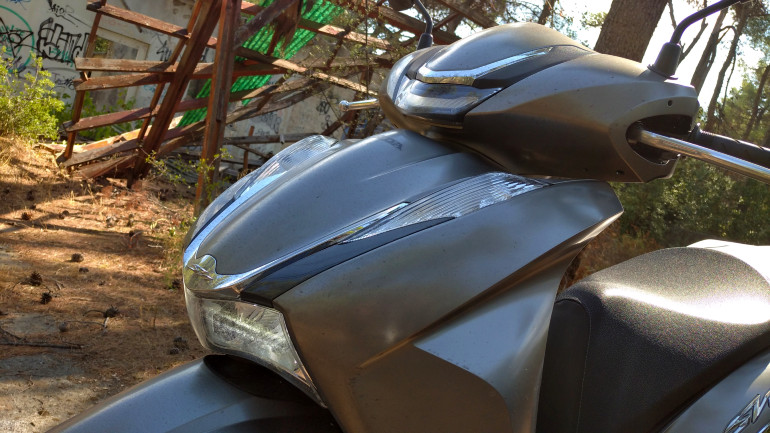 Τα φωτιστικά σώματα είναι τεχνολογίας LED με ενσωματωμένα τα φλας.