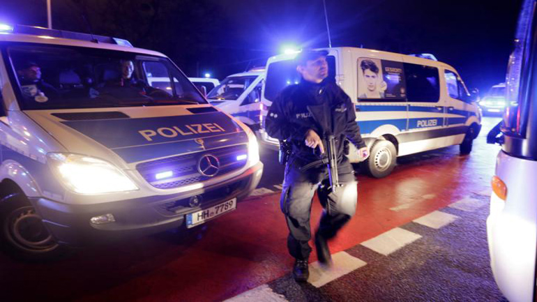 Γερμανία: Ένοπλος κρατά ομήρους σε λεωφορείο Γερμανία: Ένοπλος κρατά ομήρους σε λεωφορείο
